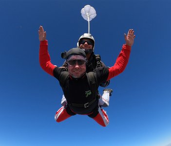 2 Männer während eines Fallschirmsprungs beim Adrenalin Wochenende