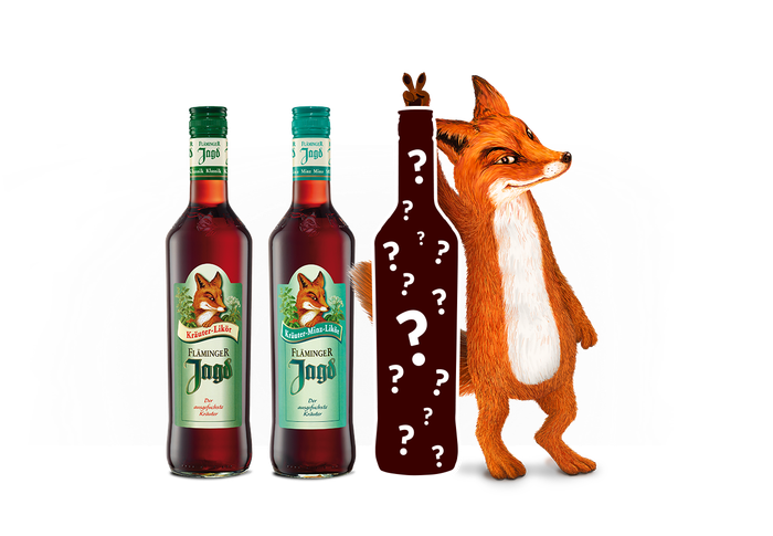 Auf dem Bild sind zwei unterschiedliche Fläminger Jagd Flaschen, sowie ein Fuchs zu sehen, der eine schwarze Flasche mit aufgedruckten Fragezeichen hält