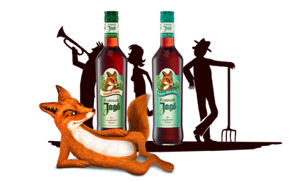 Fläminger Jagd Fuchs liegt entspannt neben zwei Flaschen Kräuterlikör