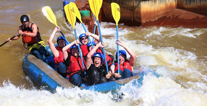 Gruppe aus 6 Männern beim Wildwasserrafting