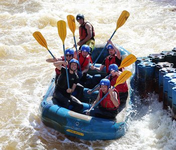 Actionsreiches Wildwasserrafting in Gera