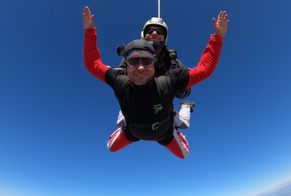 Teilnehmer beim Tandem-Fallschirmsprung während des Fläminger Jagd Adrenalin Wochenendes 2025 im freien Fall