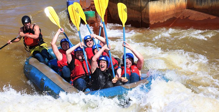 Gruppe aus 6 Männern beim Wildwasserrafting