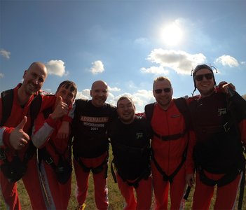 Eingeschweißte Männertruppe nach dem Tandemsprung