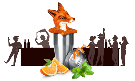 Fläminger Jagd Fuchs schaut aus einem Cocktailshaker mit Orangen, Minze und Shakeraufsatz im Vordergrund, im Hintergrund feiernde Menschen an einer Bar