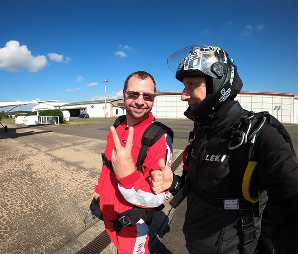 2 Männer kurz vor einem Tandemsprung beim Actionwochenende