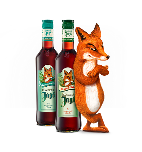 Auf dem Bild sind zwei Fläminger Jagd Flaschen mit grünem Etikett zu sehen, an die ein Fuchs lehnt