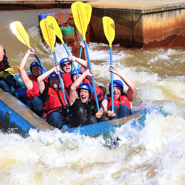  Gruppe beim Wildwasser-Rafting im Wasser mit Paddeln in der Luft während des Fläminger Jagd Adrenalin Wochenendes 2025