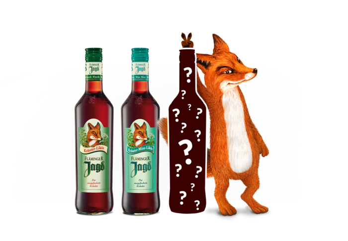Auf dem Bild sind zwei unterschiedliche Fläminger Jagd Flaschen, sowie ein Fuchs zu sehen, der eine schwarze Flasche mit aufgedruckten Fragezeichen hält