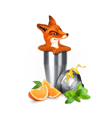 Auf dem Bild ist ein Fuchs zu sehen, der aus einem Cocktailshaker herausschaut. Darum liegen geschnittene Orangenscheiben und Kräuter.