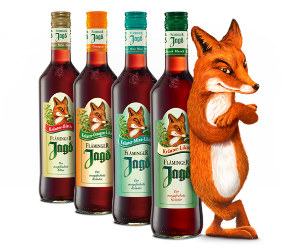 Das Bild zeigt vier Fläminger Jagd Flaschen mit unterschiedlichen Etiketten, an denen ein Fuchs lehnt