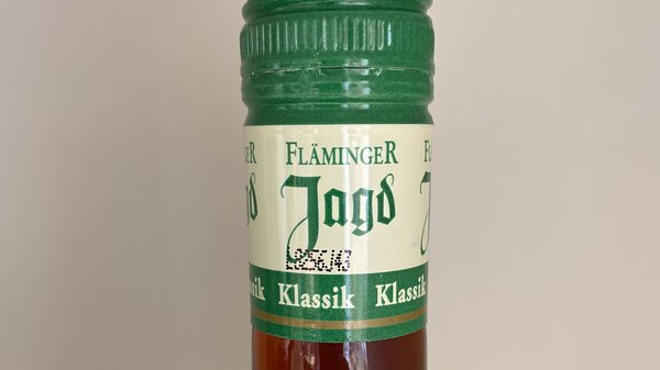 Das Bild zeigt einen Fläminger Jagd Flaschenhals mit grünem Etikett