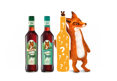 Auf dem Bild sind zwei unterschiedliche Fläminger Jagd Flaschen, sowie ein Fuchs zu sehen, der eine gelbe Flasche mit aufgedruckten Fragezeichen hält